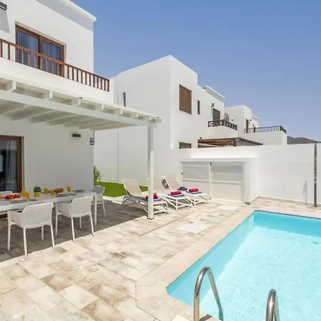 Vila Omura By *